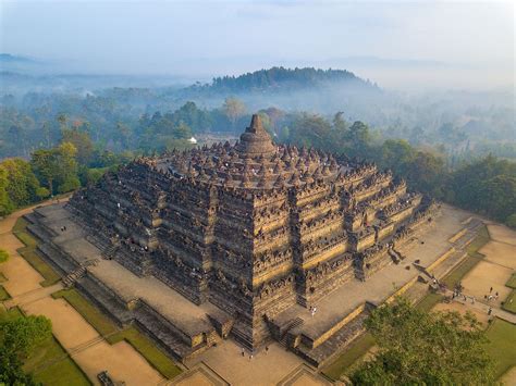 Borobudur Temppeli: Maailman Suurin Buddhalainen Monumentaalinen Rakennus Ja Java Vuoden 800 EKr Kaikkivaltiaan Sailendra Dynastian Loistava Saavutus